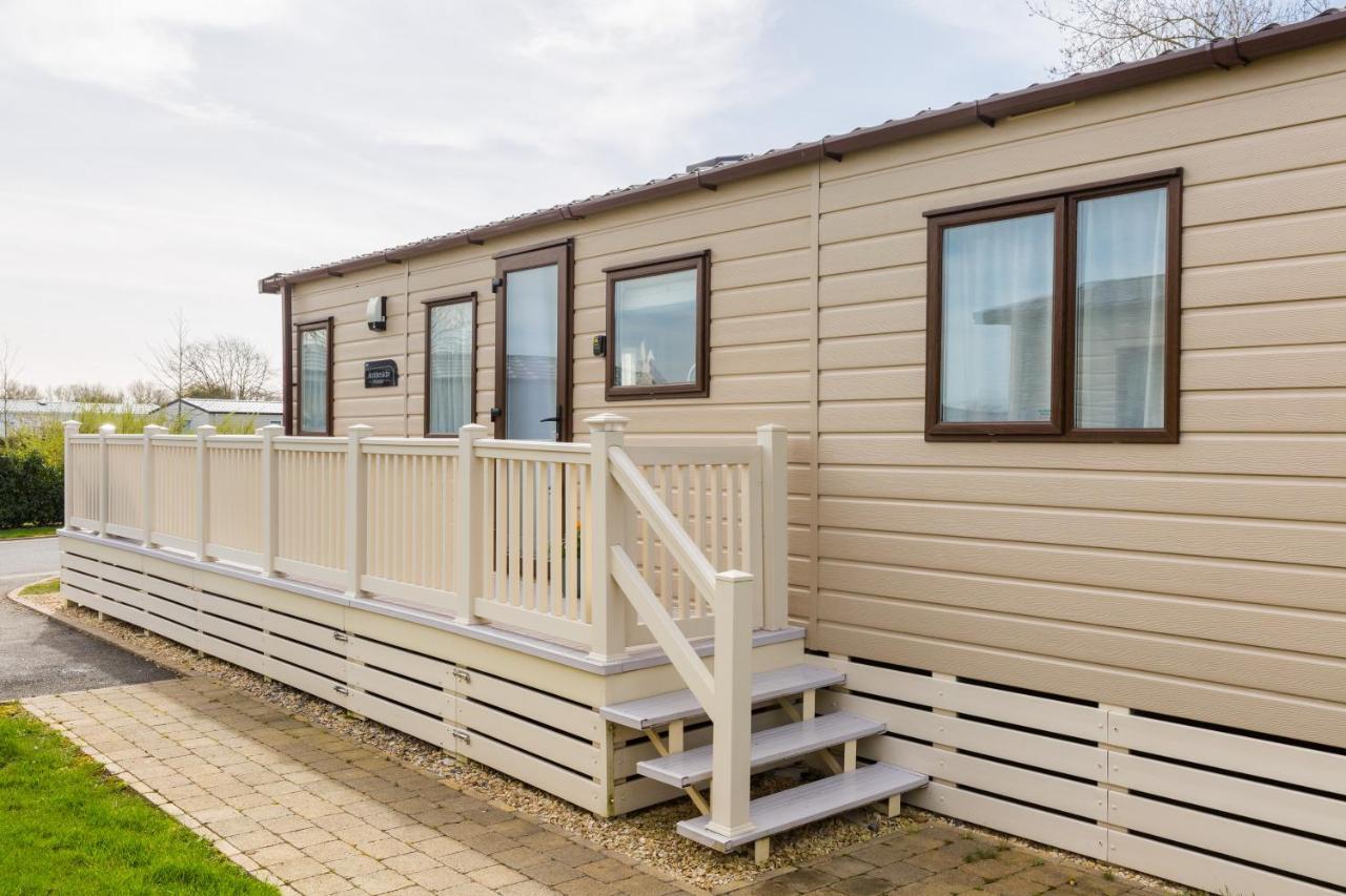 Cottontail Lodge - Hot Tub - Pet Friendly South Cerney Exterior photo