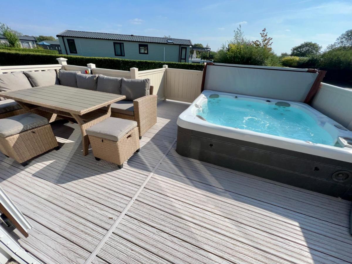 Cottontail Lodge - Hot Tub - Pet Friendly South Cerney Exterior photo